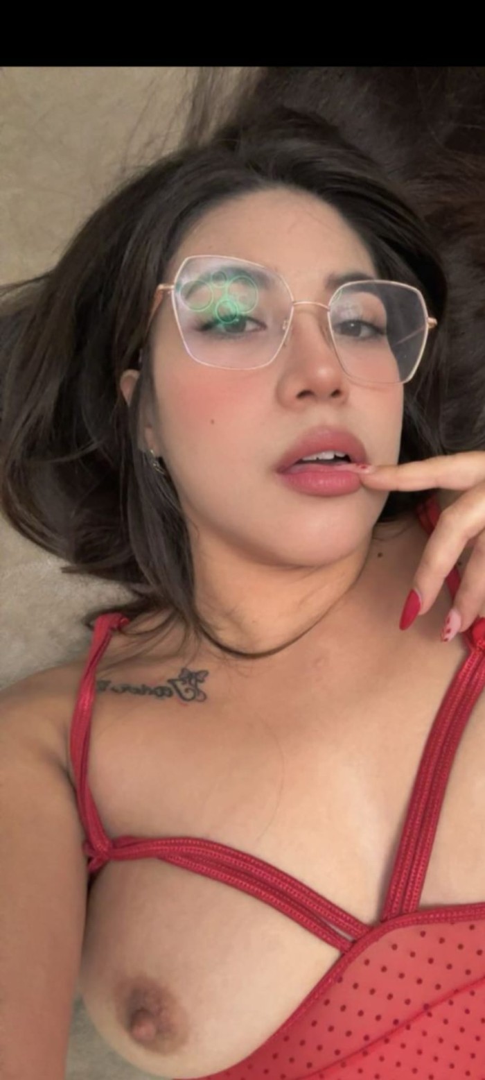 CARITA ANGELICAL CON UNA BUENA POLLA EN EL COÑO