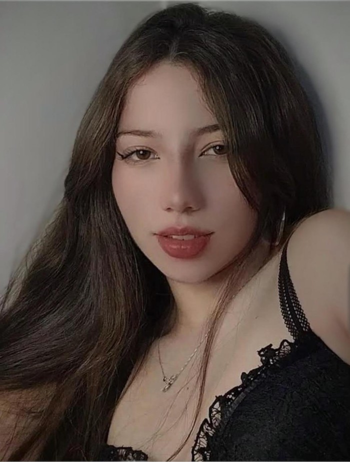 LATINA JOVENCITA SEXY Y COMPLACIENTE DE PASO POR VILAGARCIA