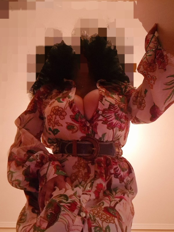 Madurita sexy de T grandes y C peludo videollamada