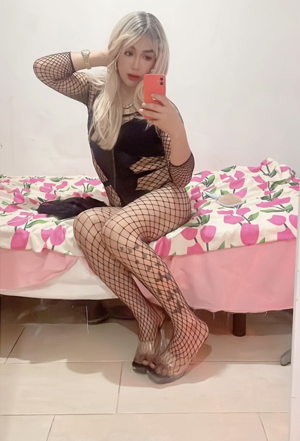 Bella rubia encantadora pasiva o activa fiestera