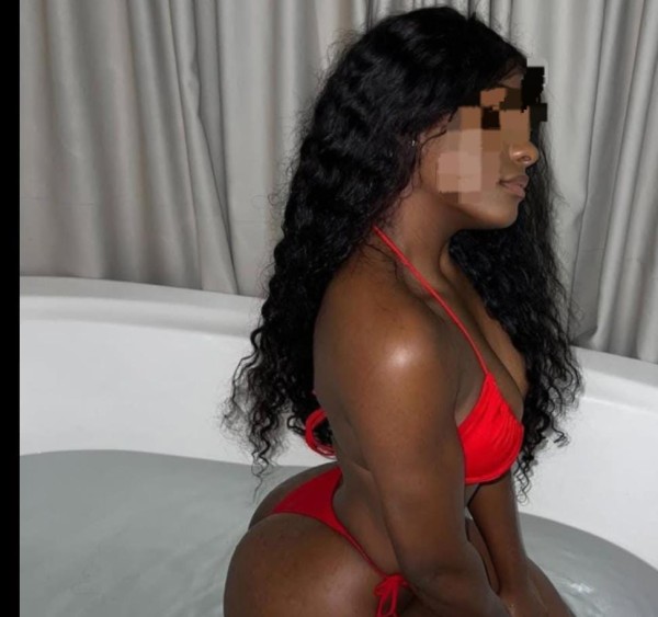 Tengo el coño mojadito adicta al sexo chupona hola mis amores ya llegué