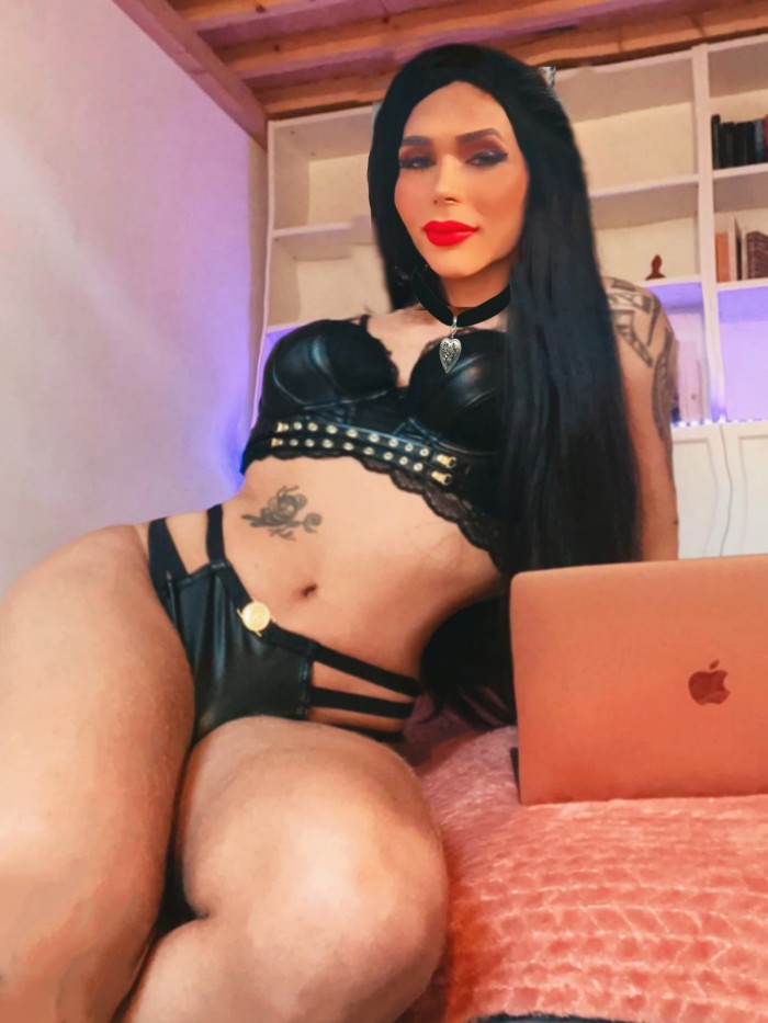 Tranny Claudia exótica TATUAda morenaza 1.80 gym