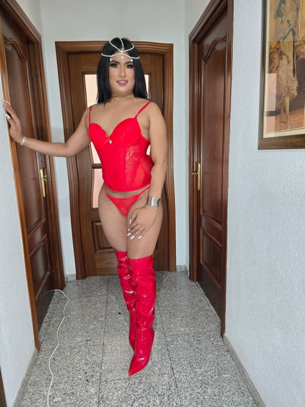 Morena traviesa juguetona complaciente fiestera