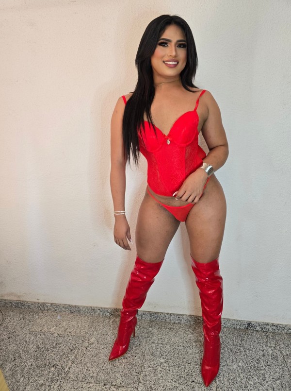 Morena traviesa juguetona complaciente fiestera