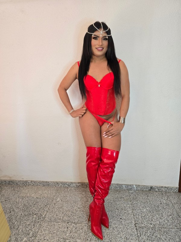 Morena traviesa juguetona complaciente fiestera