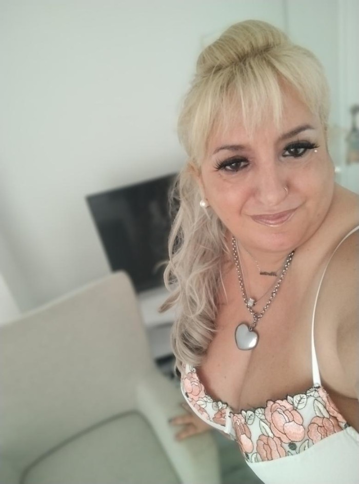 Rubia con curvas muy cachonda y sensual