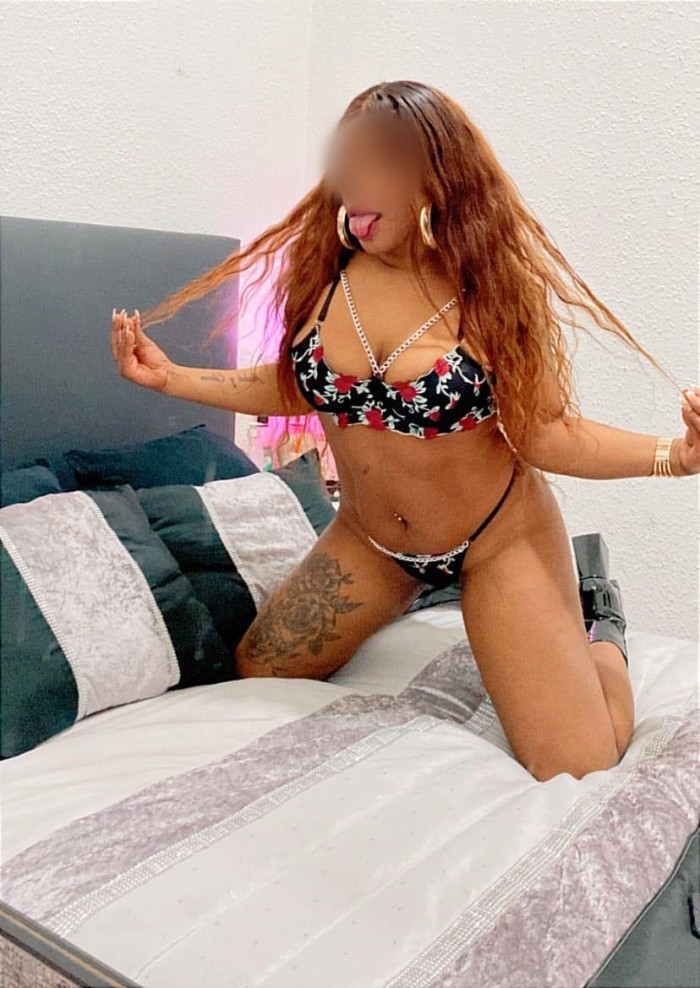 Escort muy cachonda en la cama  – Borriana