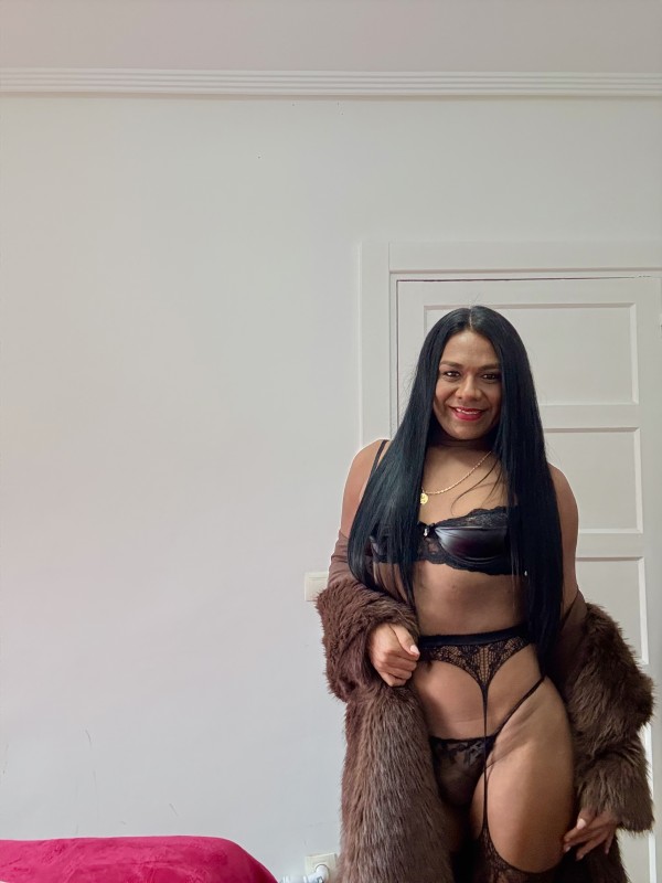 Tati, reina de la fiestas blancas, activa vergona