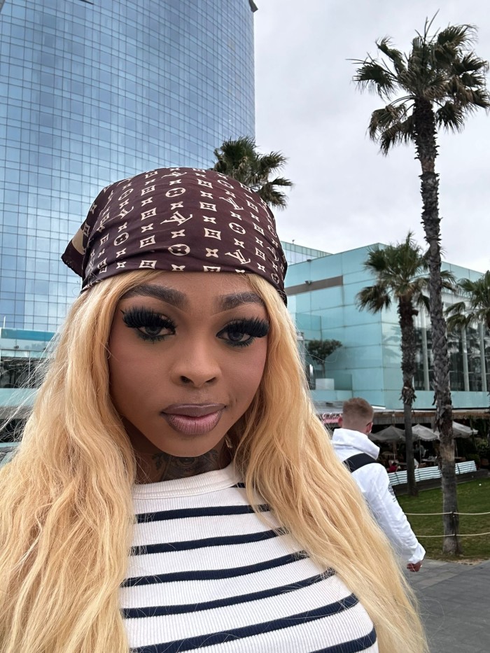 MAMADORA DE LUJO-PIDE VERGA A PROFUNDIDAD