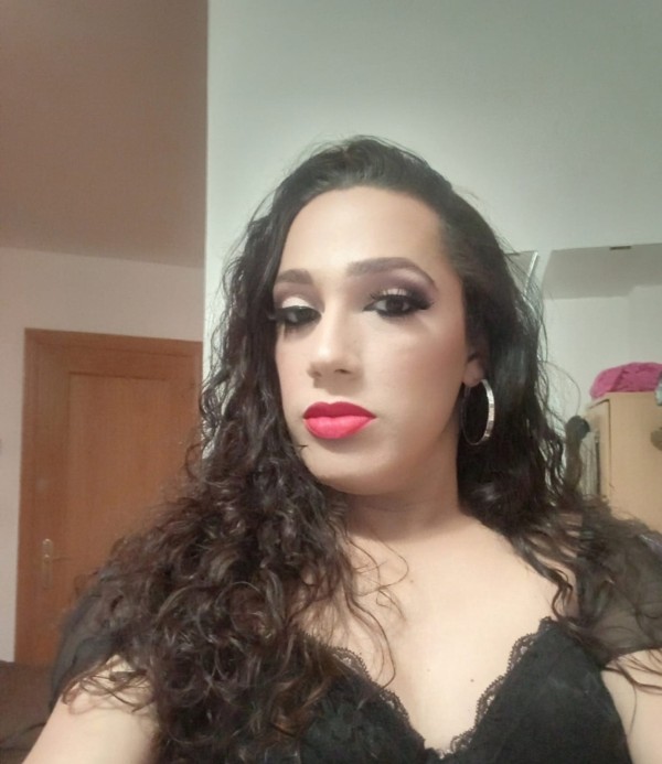 Chica trans, complaciente, experta en principiantes.