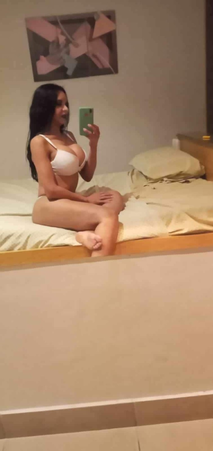 MUJER CON RABO! siempre empalmada