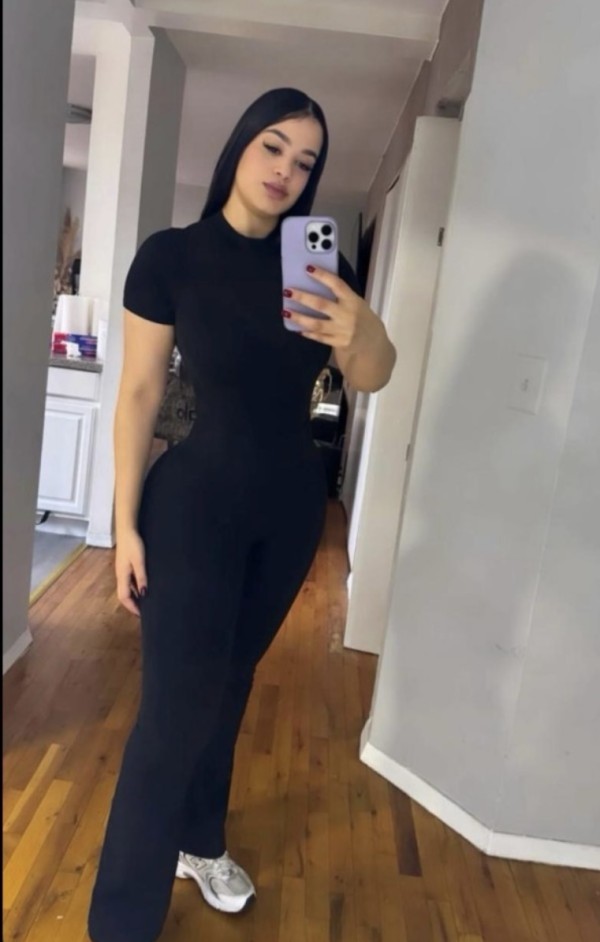 JOVEN EXÓTICA CON MENTE ABIERTA