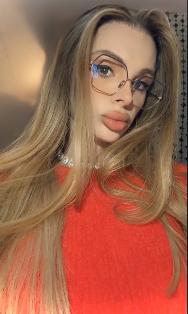 Una verdadera diosa en la cama con apartamento pri