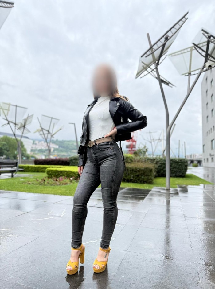 ESPAÑOLA TRAVIESA CON MANOS ARDIENES Y CURVAS CALIENTES