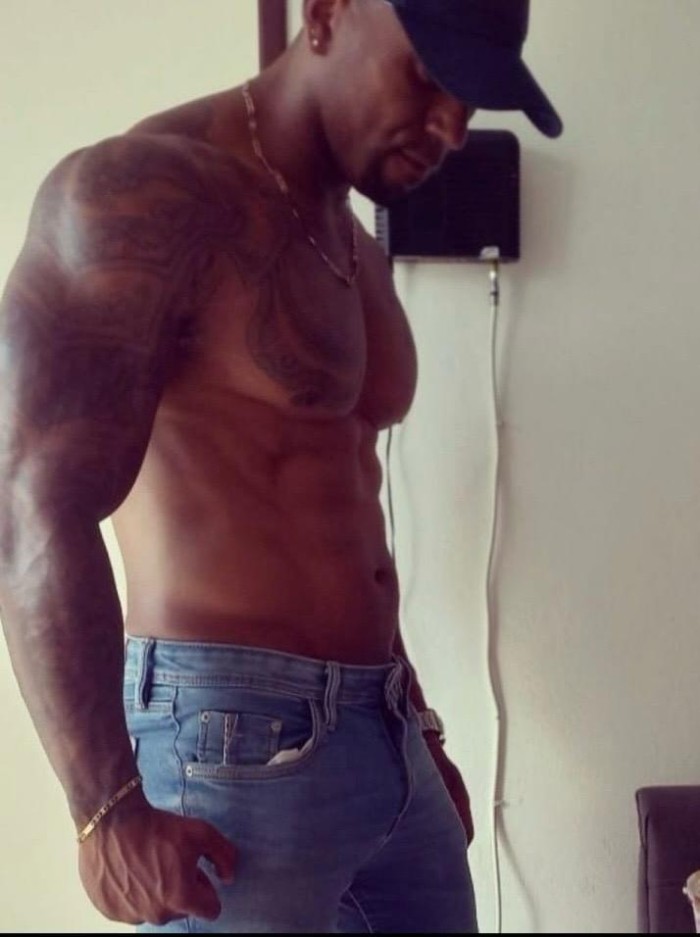 Cubano atractivo con una sensualidad que desarma