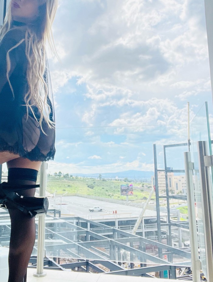 Trans tragona lechera chupa polla