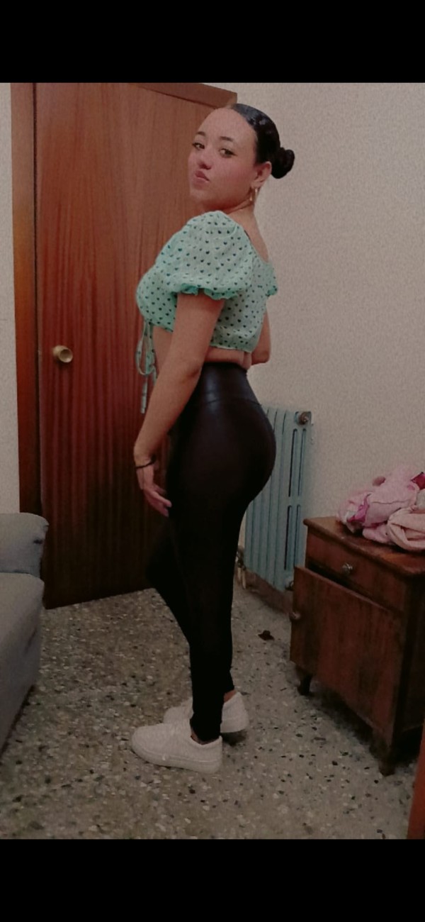 BELLA COLOMBIANA NUEVA NUEVA EN SALOU NATALIA BELLA JOVEN 21 AÑOS