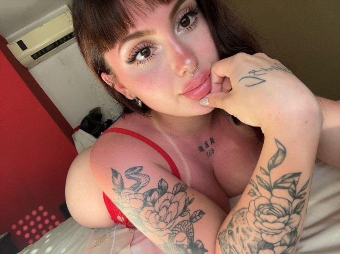 Chica traviesa, discreta y elegante con el coño ap