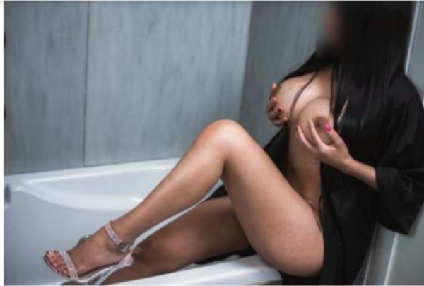 Tetona natural de 19 super cachonda morenaza