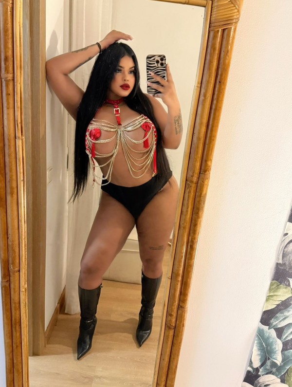 VOLUPTUOSA Y POLLONA, TRANS DE LUJO Y COMPLACIENTE