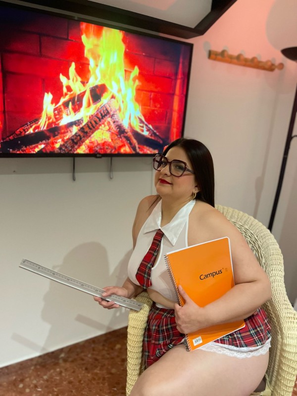 DISCRETA,IMPLICADA ,SEXY Y FIESTERA CHICA LATINA