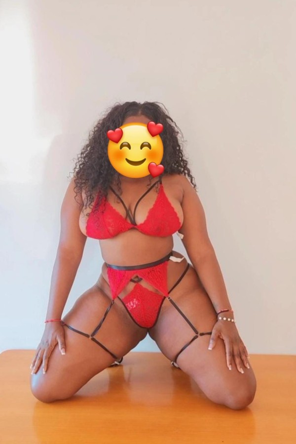 Bella mulata con unas espectaculares curvas