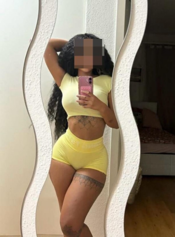 Chica fiestera viciosa trato de novio francés ensalivado