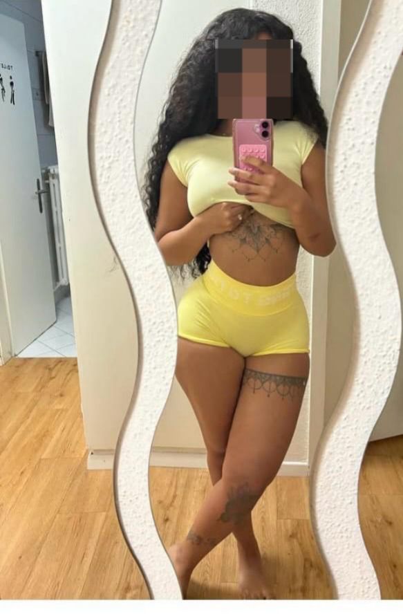 Chica fiestera viciosa trato de novio francés ensalivado