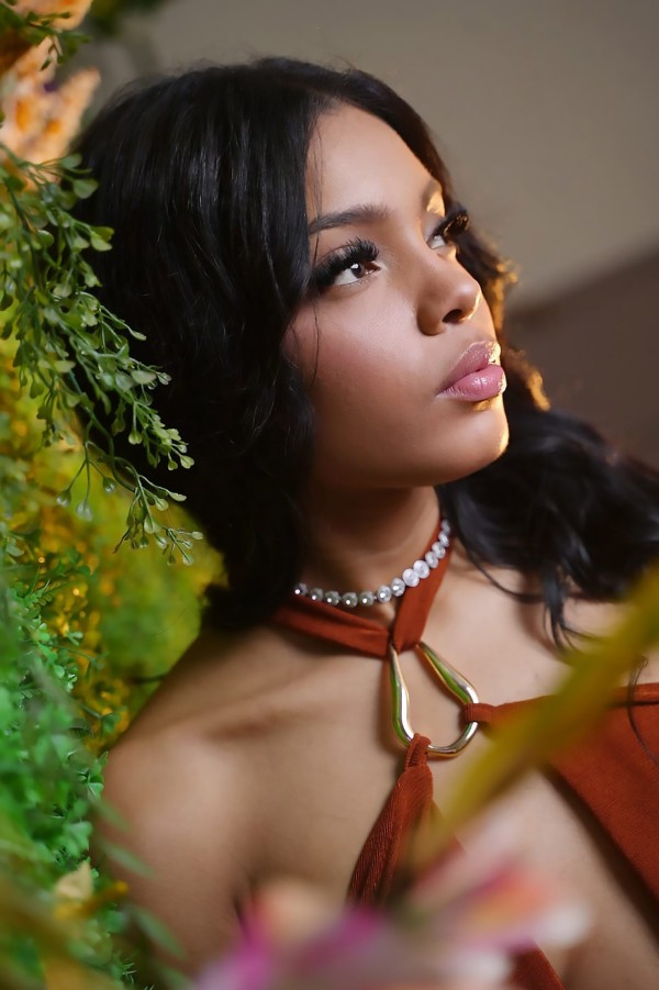 LAURA MISTERIO CON TACONES