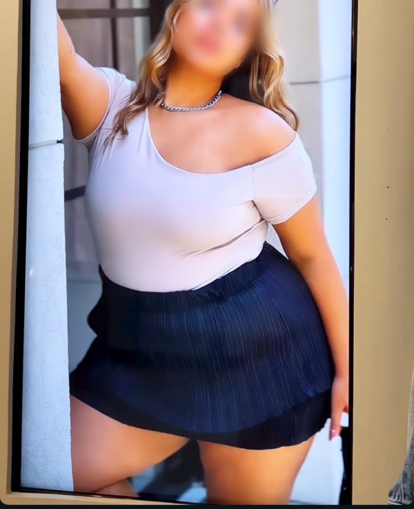 Chica de curvas grandes dulce y apasionada