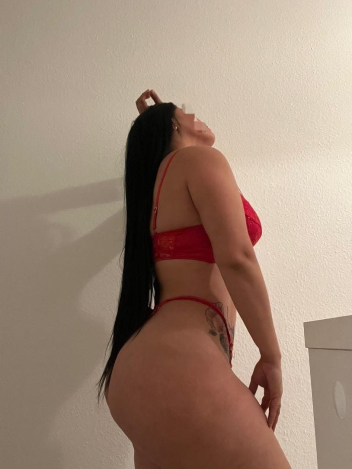 NATALIA, ELEGANCIA LATINA QUE SE SIENTE EN MARBEL