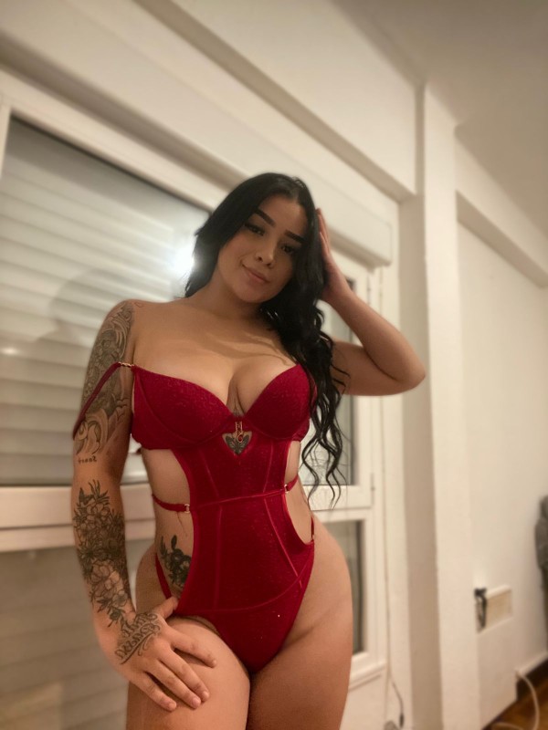 Nahomi latina hermosa bombón