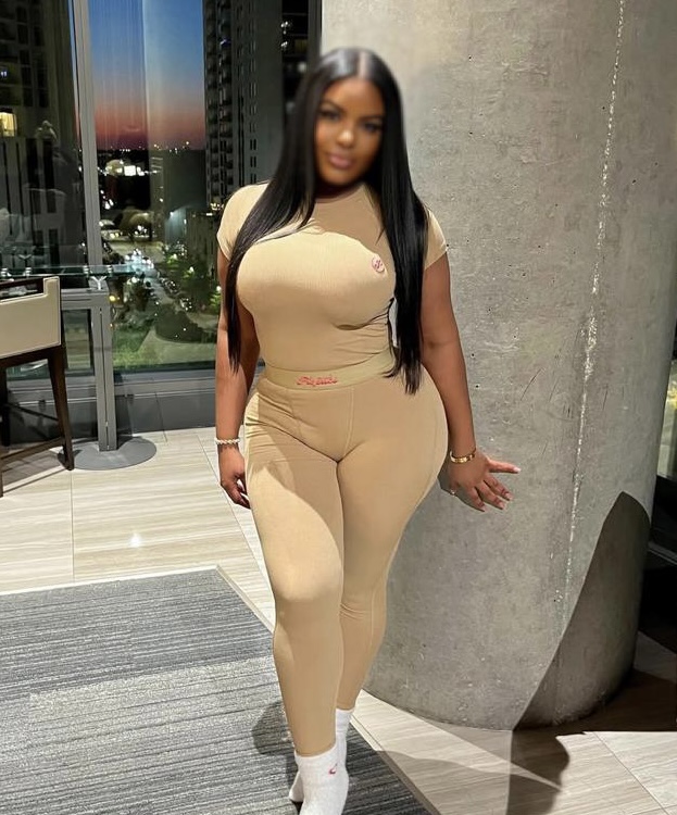 Negra con Tetas naturales y para comerlas