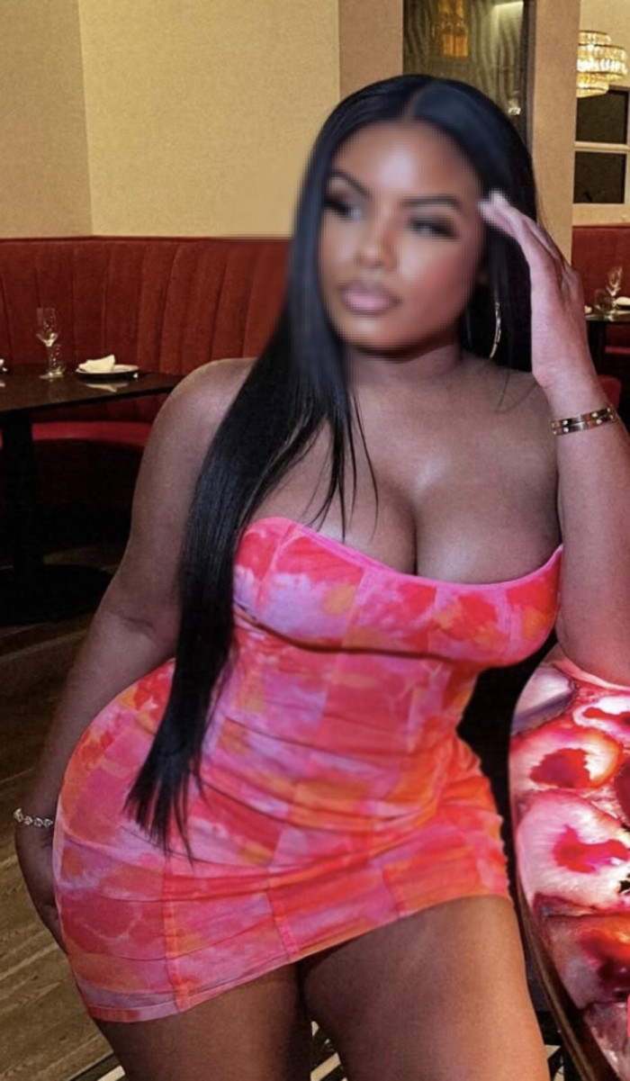 Negra con Tetas naturales y  para comerlas