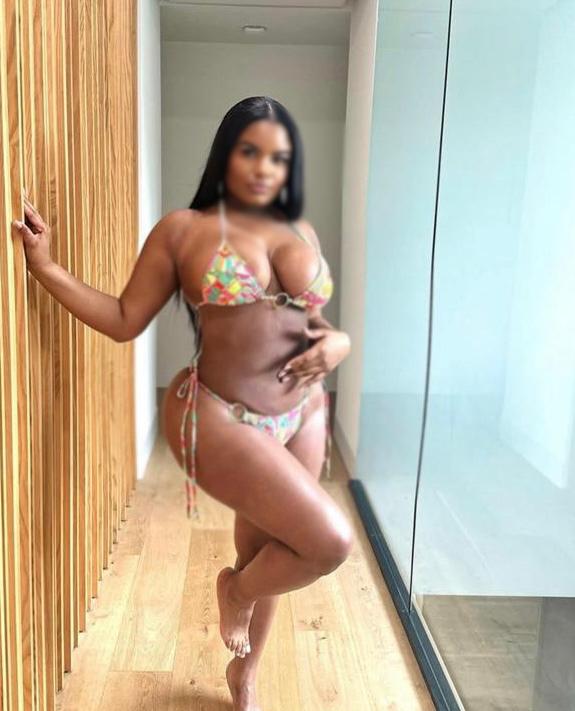 Negra con Tetas naturales y para comerlas