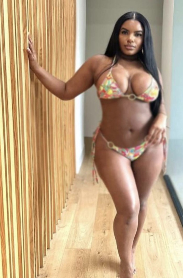 Negra con Tetas naturales y  para comerlas
