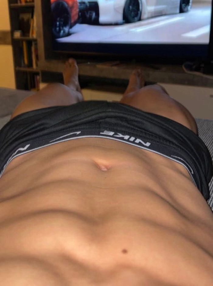 Cara de niño con miembro de hombre