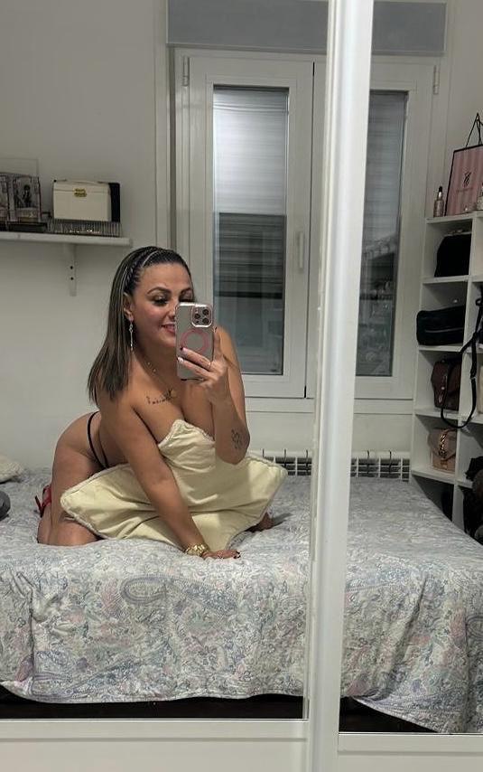 COMPLACIENTE IMPLICADA FIESTERA