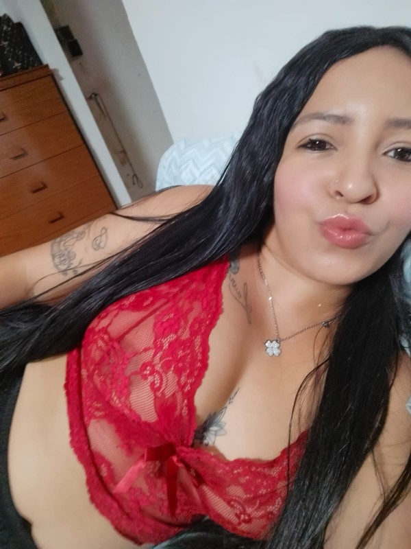 Amiguitas latinas juguetonas divertidas con muchas ganas de pasarla bien