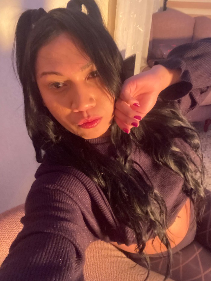 CHICA TRANS EN PARLA COMPLACIENTE SUPER FEMENINA