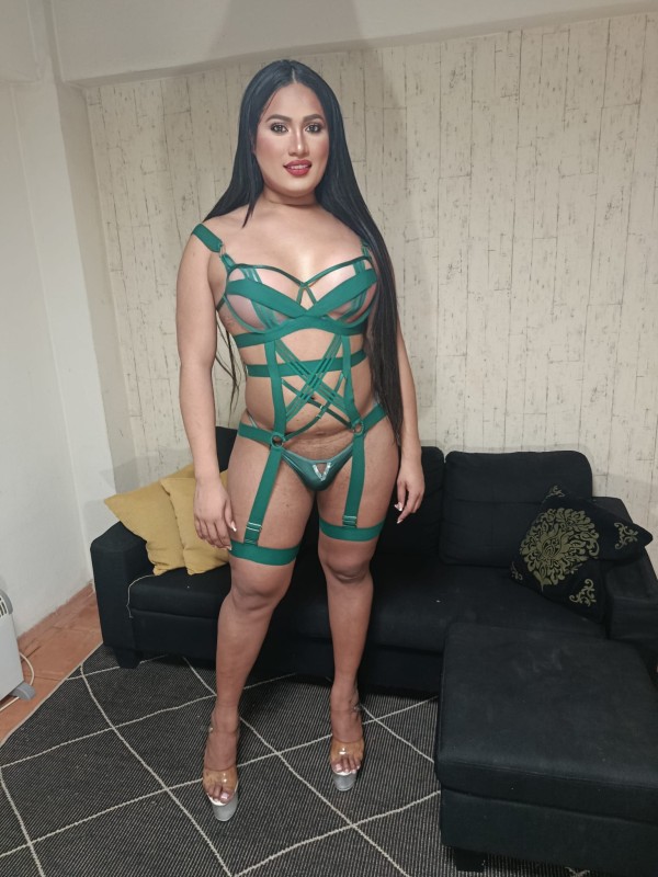 Femenina latina fiestera complaciente