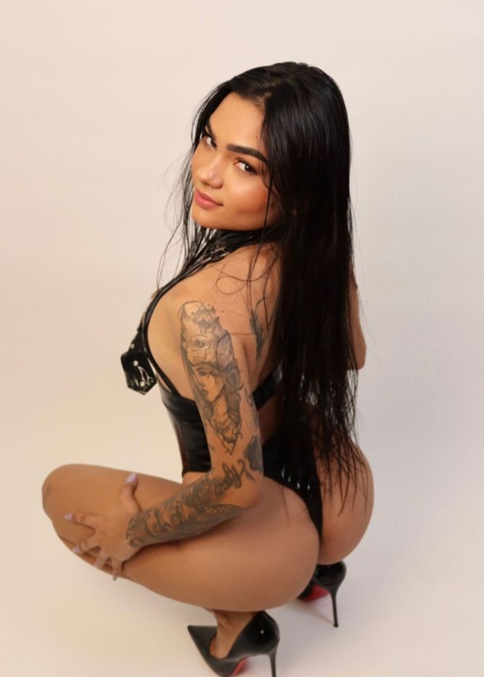 Rica jovensita tatuada complaciente chupo a pelo