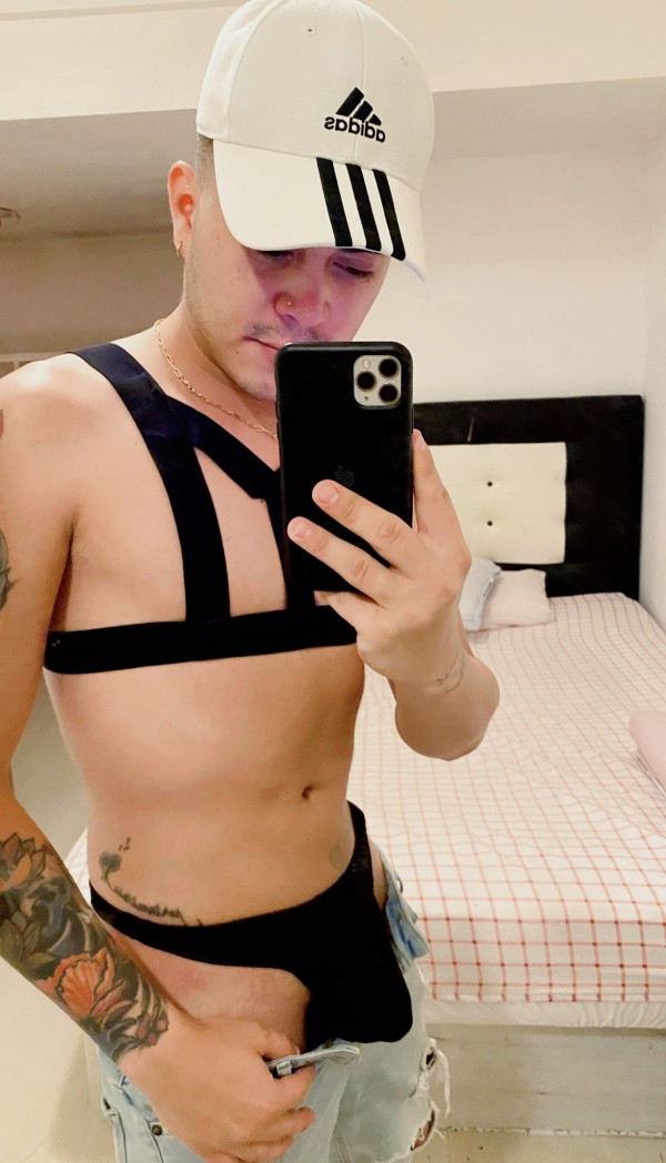 Alex chico latino tatuado.