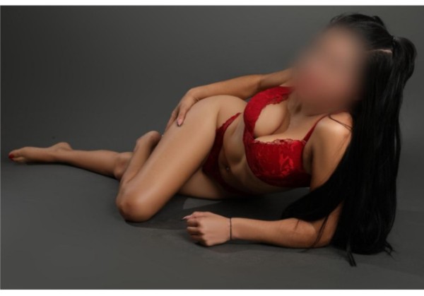 ENCANTADORA JOVENCITA MUY CACHONDA