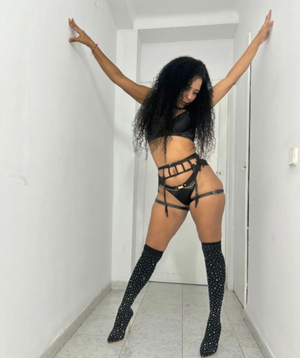 Fiestera Morenaza Guarrilla Recién llegada 24/7 Full Fiesta