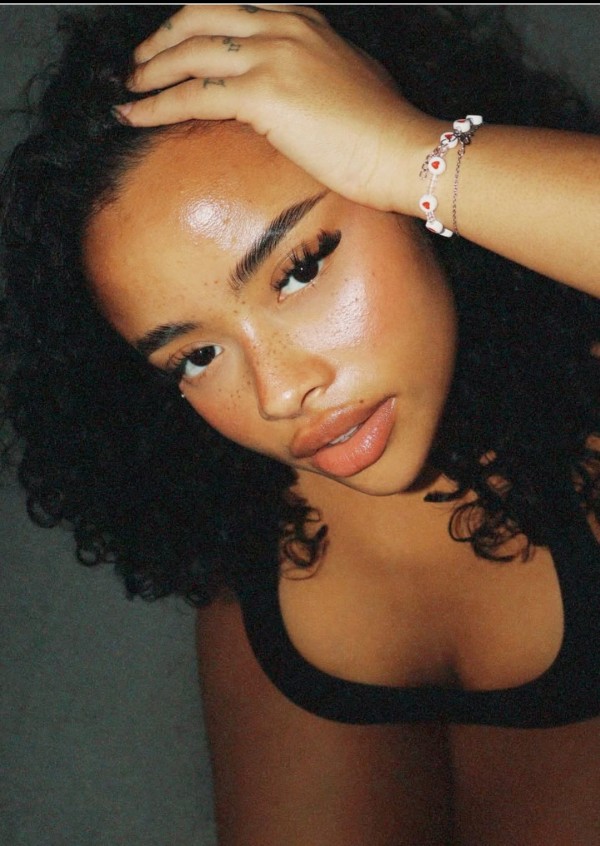 Estoy de paso por Cartagena chica atractiva fieste