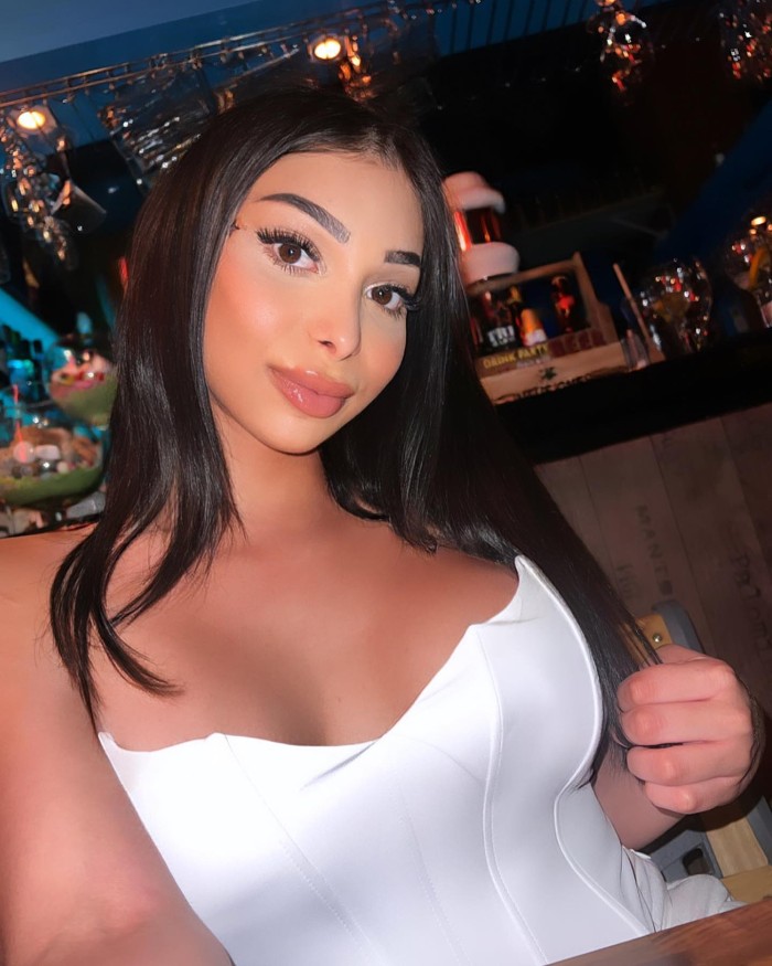 Española Kim Kardashian cuerpo con curvas 20 cm