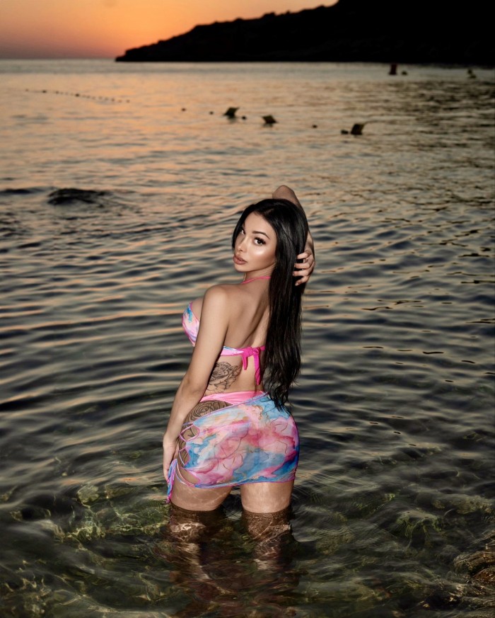 Española Kim Kardashian cuerpo con curvas 20 cm