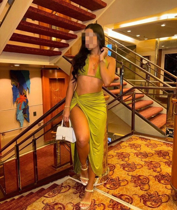 Morena complaciente y fiestera