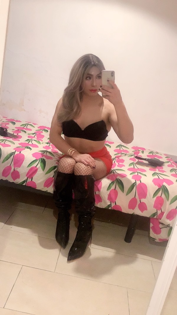 BELLA TRANS RUBIA Y SENSUAL FIESTERA FOTOS REALES